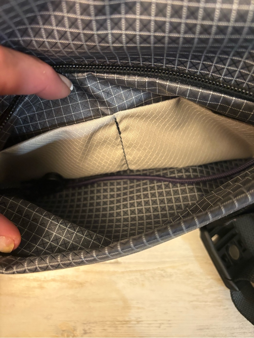 Bellroy Lite Sacoche crossbody Bag- Arcade Grey Grid-Pristine Condition - Picture 6 of 9